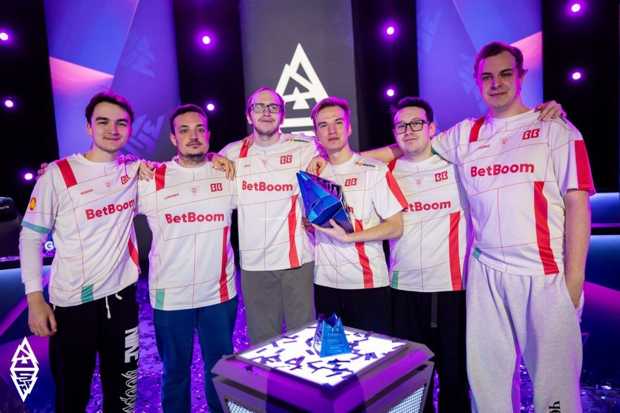BetBoom Team с трофеем BLAST. Источник: BLAST 
