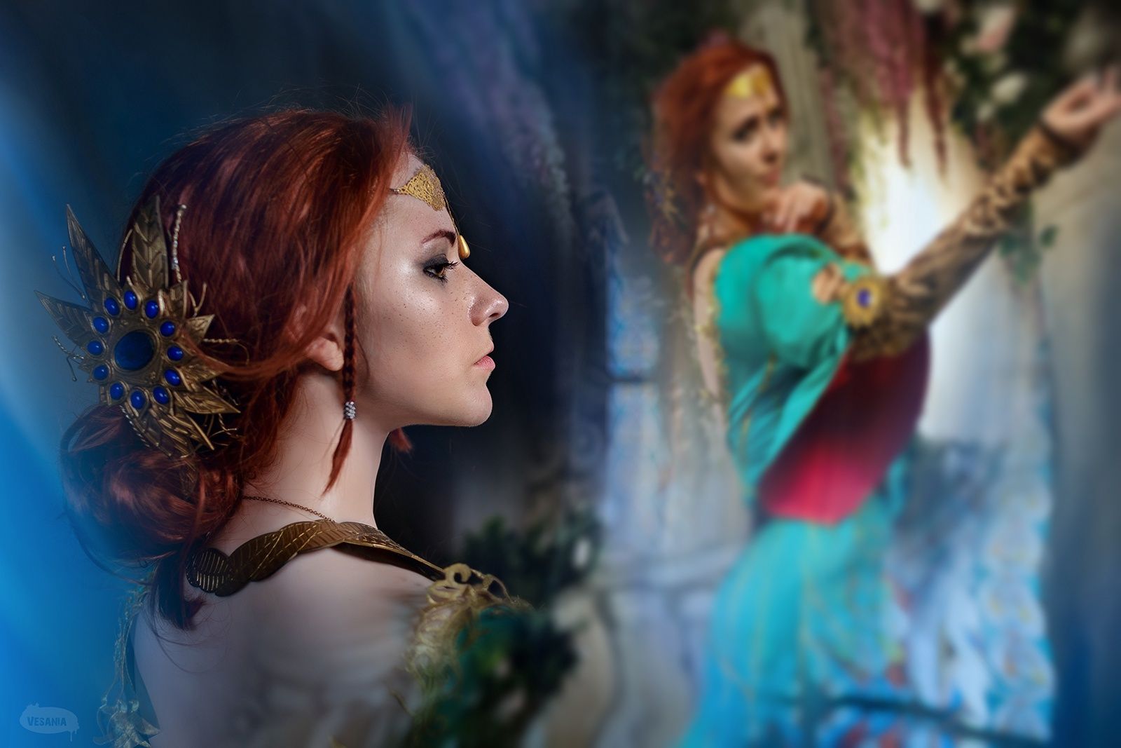 Косплей на Трисс Меригольд в бирюзовом платье с декольте из DLC к The Witcher 3: Wild Hunt. Косплеер: Sokol. Фотограф: VESANIA. Источник: vk.com/sokol_cosplay