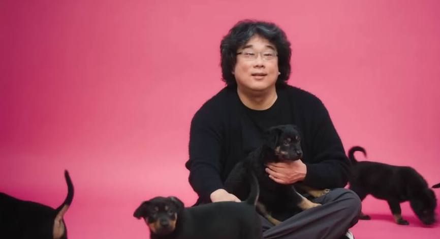Щеночки лучше «Оскара». Кадр из видео: "Bong Joon Ho: The Puppy Interview"; Источник: YouTube @BuzzFeedCeleb