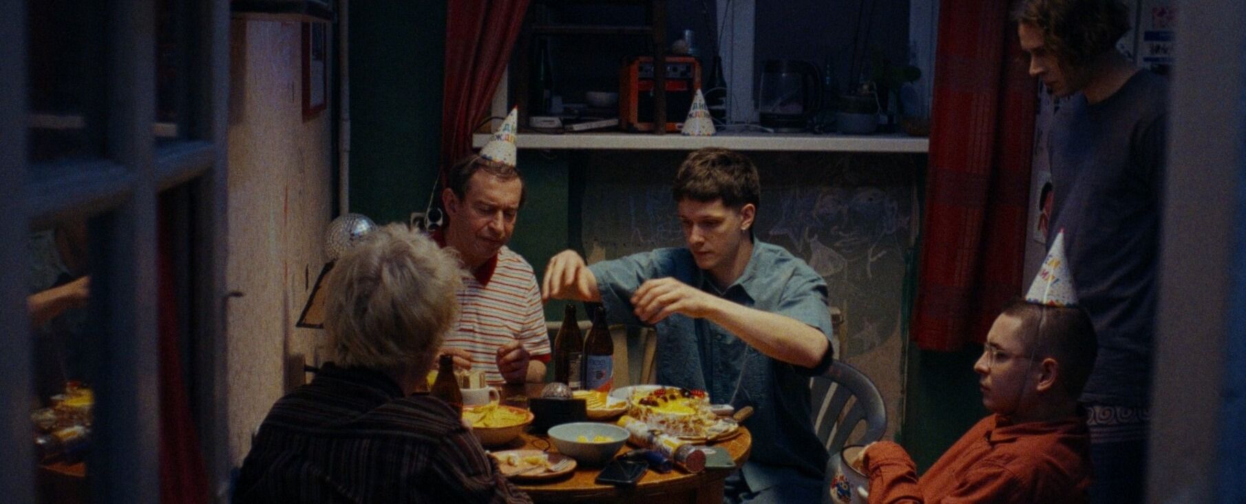 Социальное кино без чернухи — рецензия на смешной и панковый фильм «Здесь был Юра»