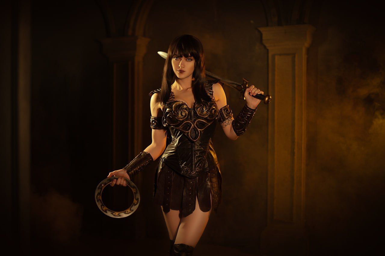 Косплей на Зену из сериала «Зена — королева воинов». Косплеер: Анна Nova Cosplay Вебер. Фотограф: B. Y. Photo+. 