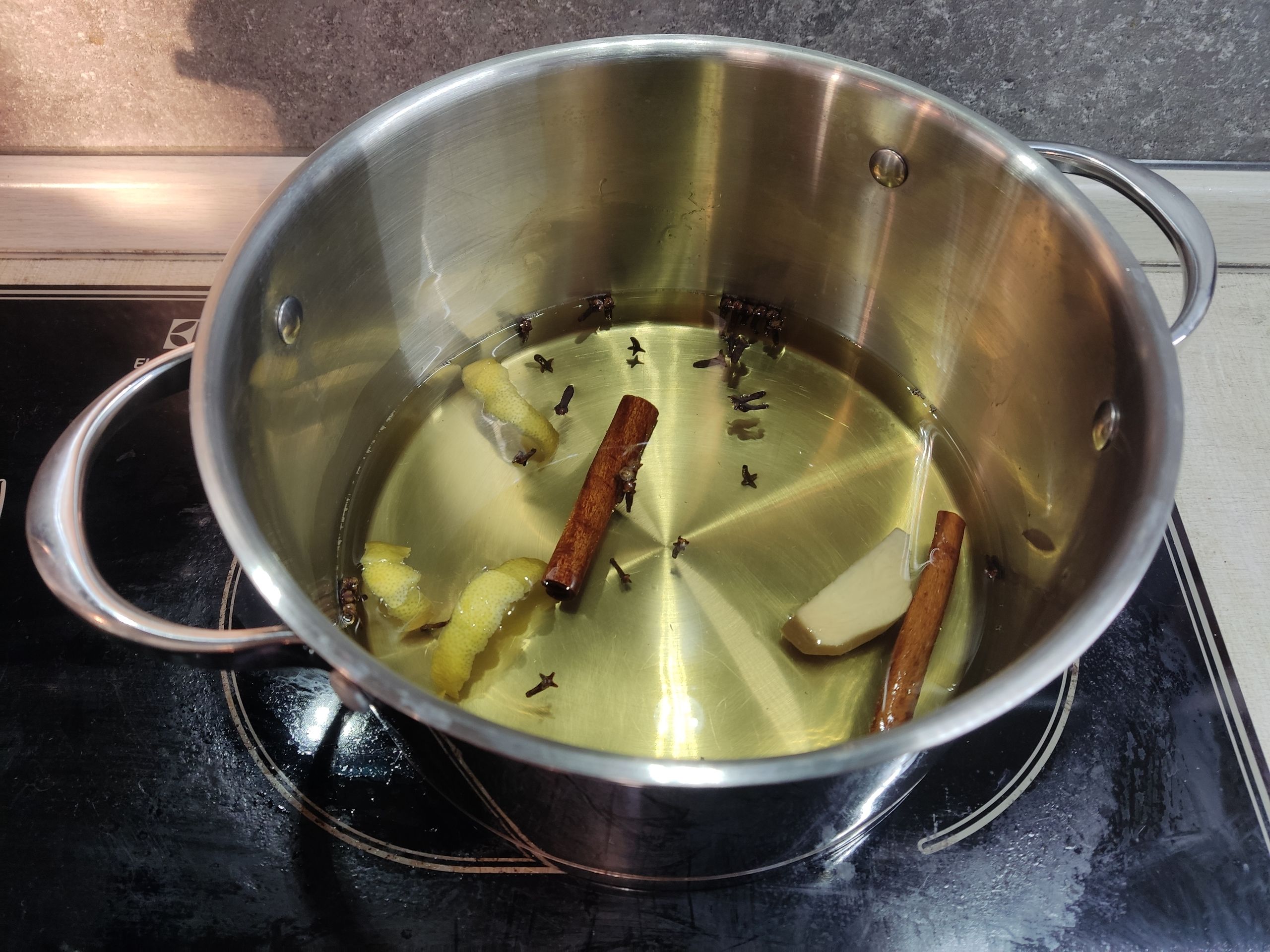 Кажется, не стоило марать целую кастрюлю — хватило бы сотейника.