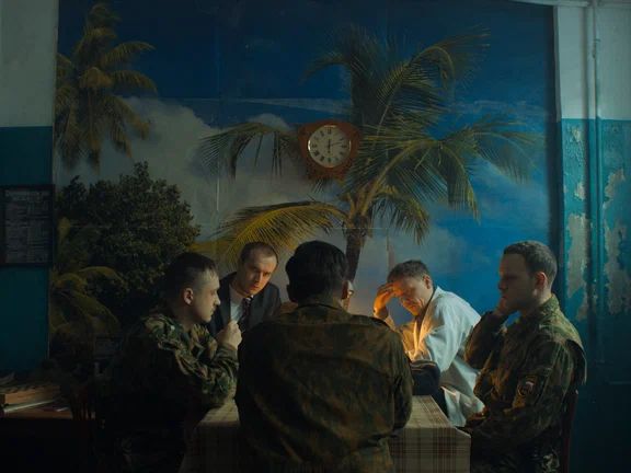 Кадр из сериала «Аутсорс»