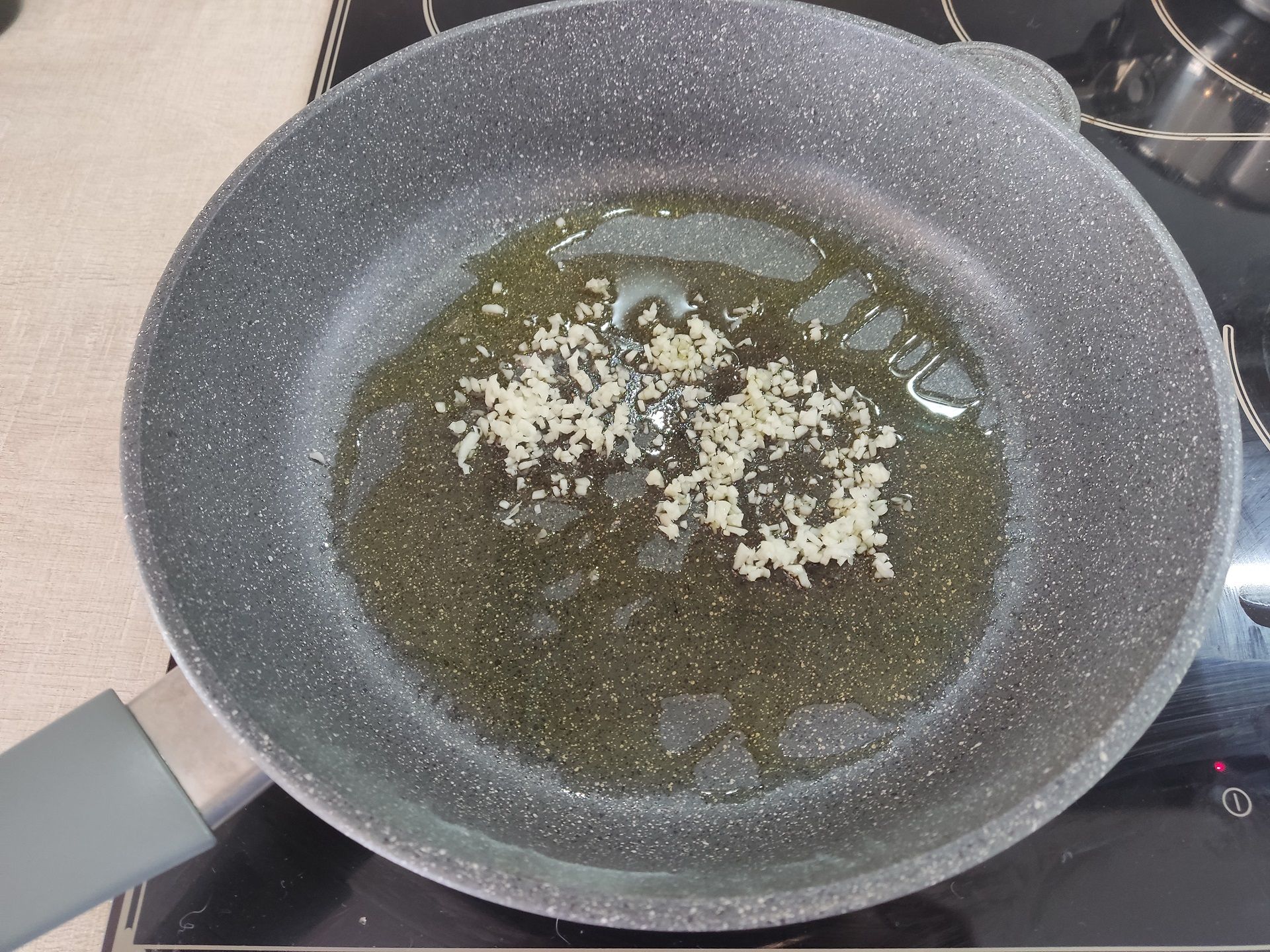 Жарить чеснок нужно аккуратно, иначе он может подгореть и испортить вкус блюда
