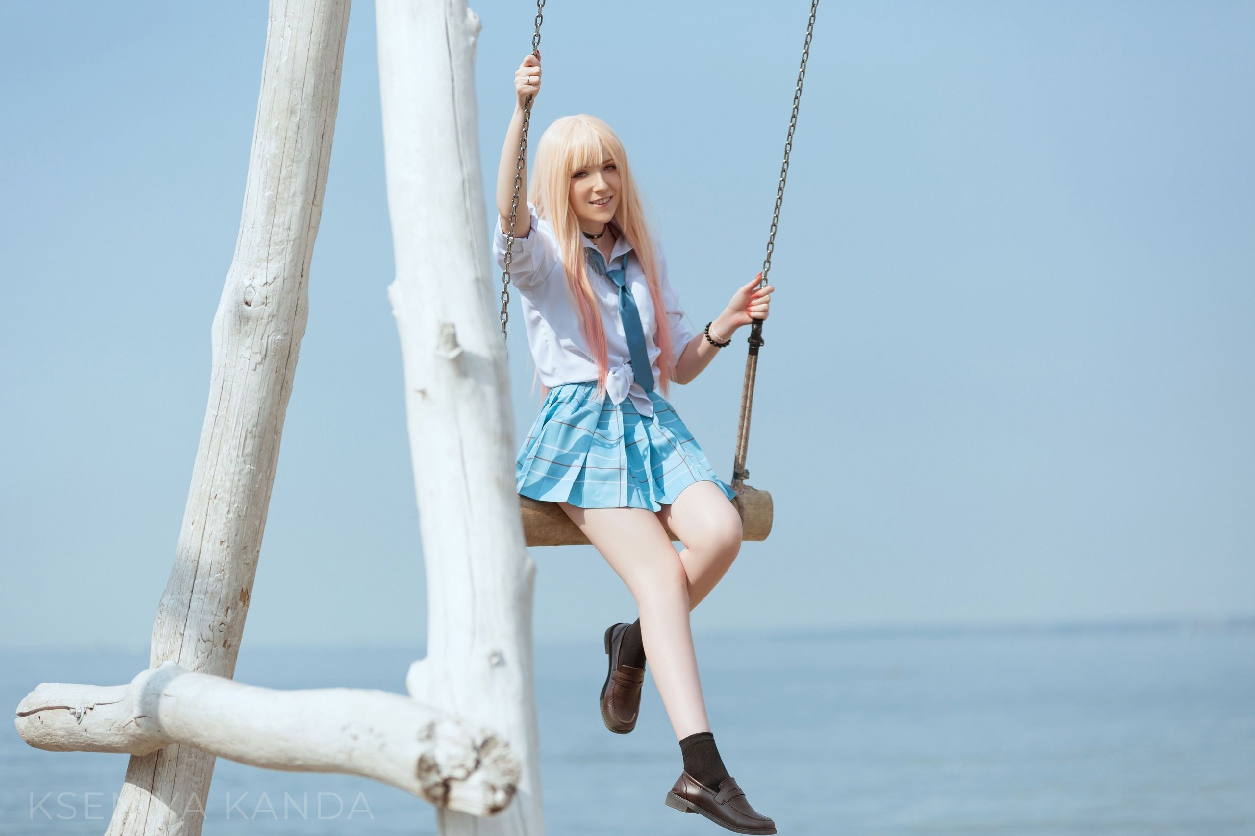 Косплей на Марин Китагаву из аниме «Эта фарфоровая кукла влюбилась» (My Dress-Up Darling). Косплеер: Ксения Канда. Фотограф: Дио. Источник: vk.com/kkcosplay