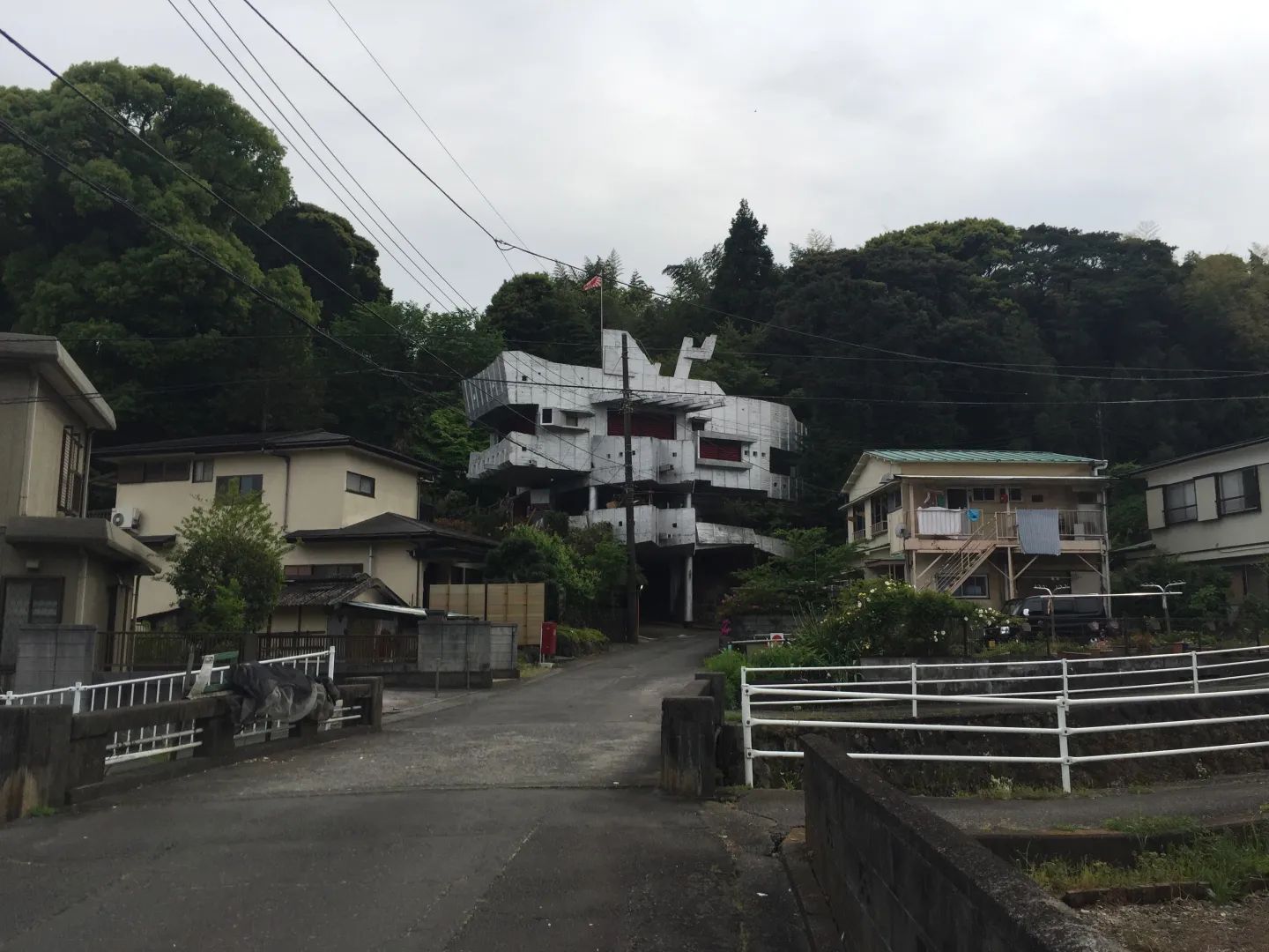 Какие-то фанаты даже вышли окольными путями на заброшенную клинику в Атами, которая , по их мнению, подходит под описание, спрятанное в зачеркнутом тексте. Местные называют её «Больницей монстров». Источник: Tokyofox