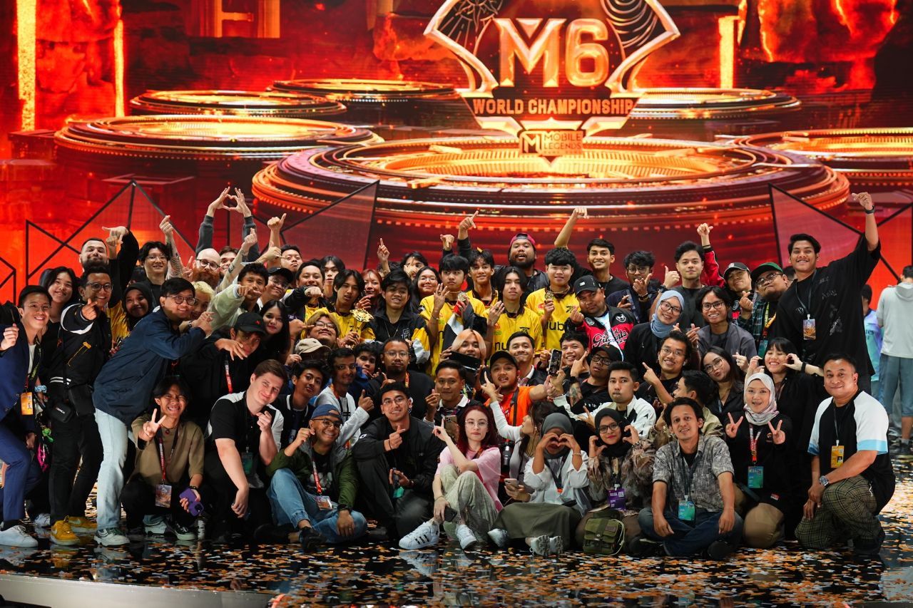 Групповое фото прессы с победителями турнира на сцене M6