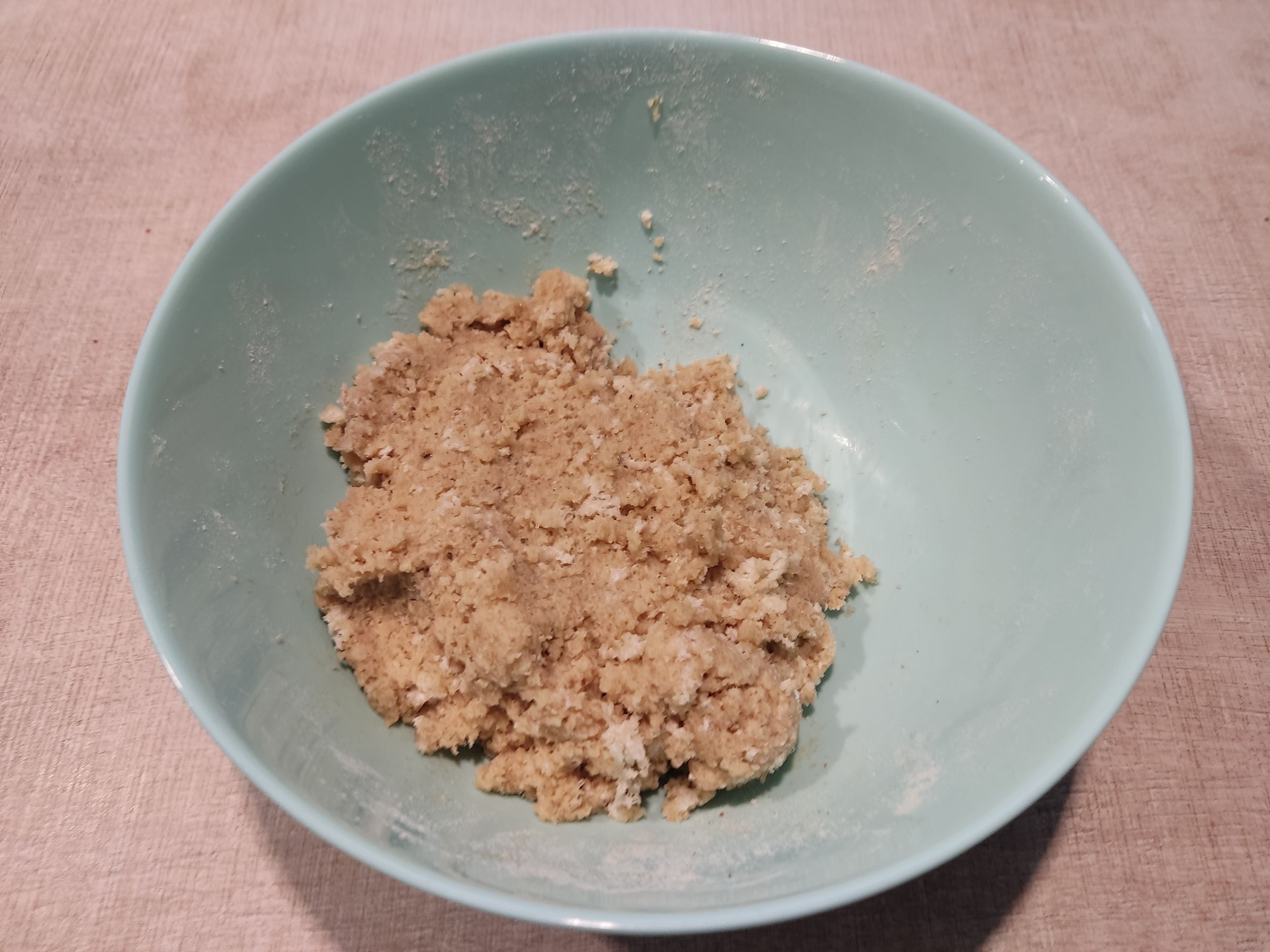 Вот здесь мы объединяем масло и сахар с остальными сухими ингредиентами.