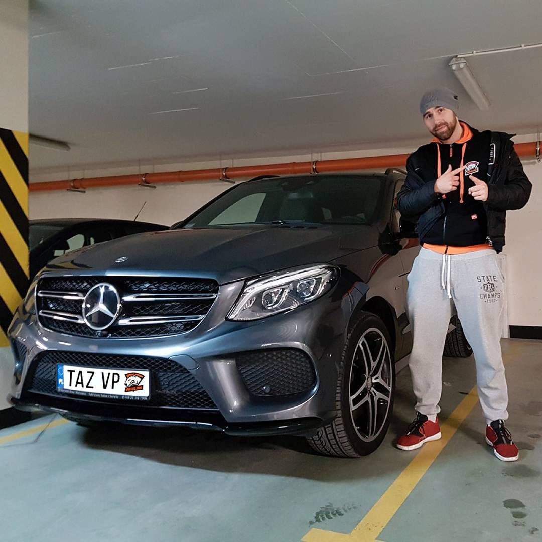 TaZ с новым Mercedes | Источник: страница TaZ в Instagram*