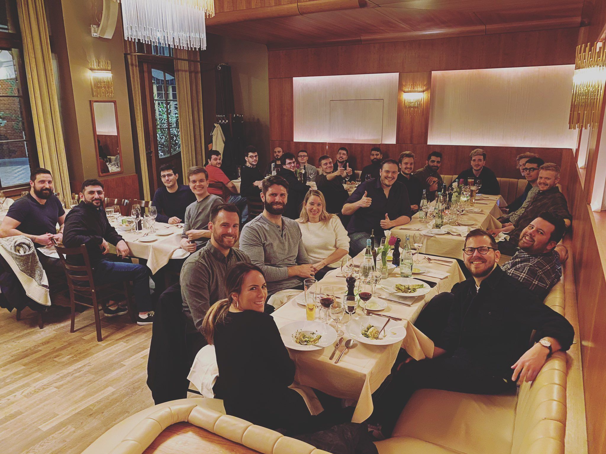 Съемочная команда фильма, игроки OG и Nigma, а также их родственники, друзья и комментаторы | Фото: twitter.com/dota2ti/