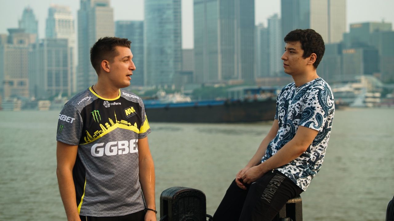 SoNNeikO и тренер Mag из Natus Vincere | Источник: группа NAVI во &laquo;ВКонтакте&raquo;