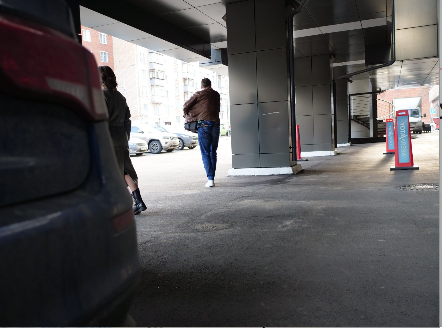 Вероятно, прижимая чемодан к сердцу, Владислав уже придумывал заголовок очередного «честного» обзора