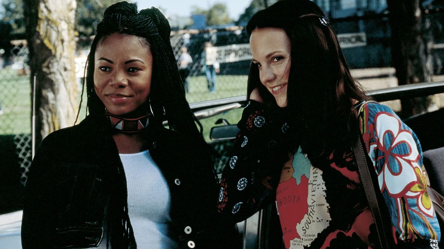 Брэнда Микс и Синди Кэмпбелл. Кадр из «Очень страшного кино»