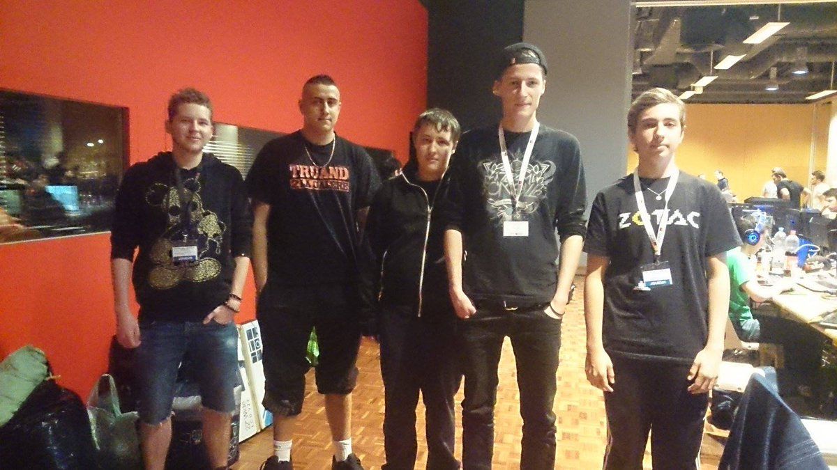 Юный ZywOo (в центре)