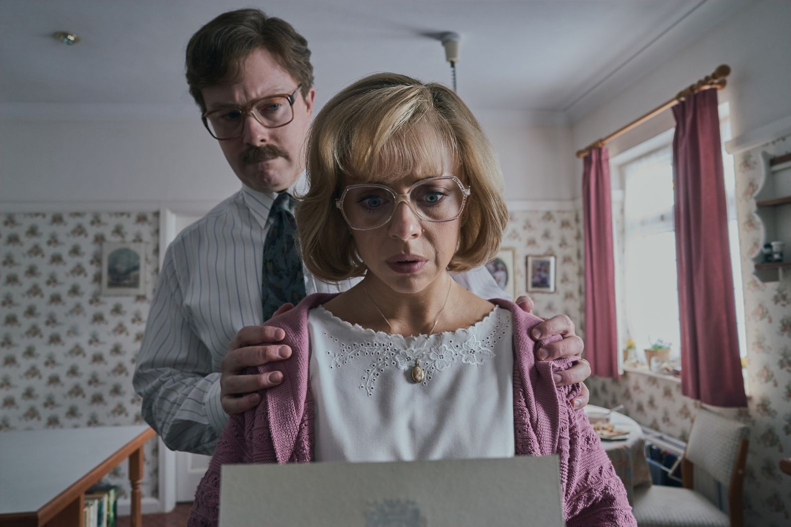 Дэниэл Ригби и Бел Паули в ролях Вернона и Петуньи Дурслей | Источник: пресс-служба Warner Bros. Discovery