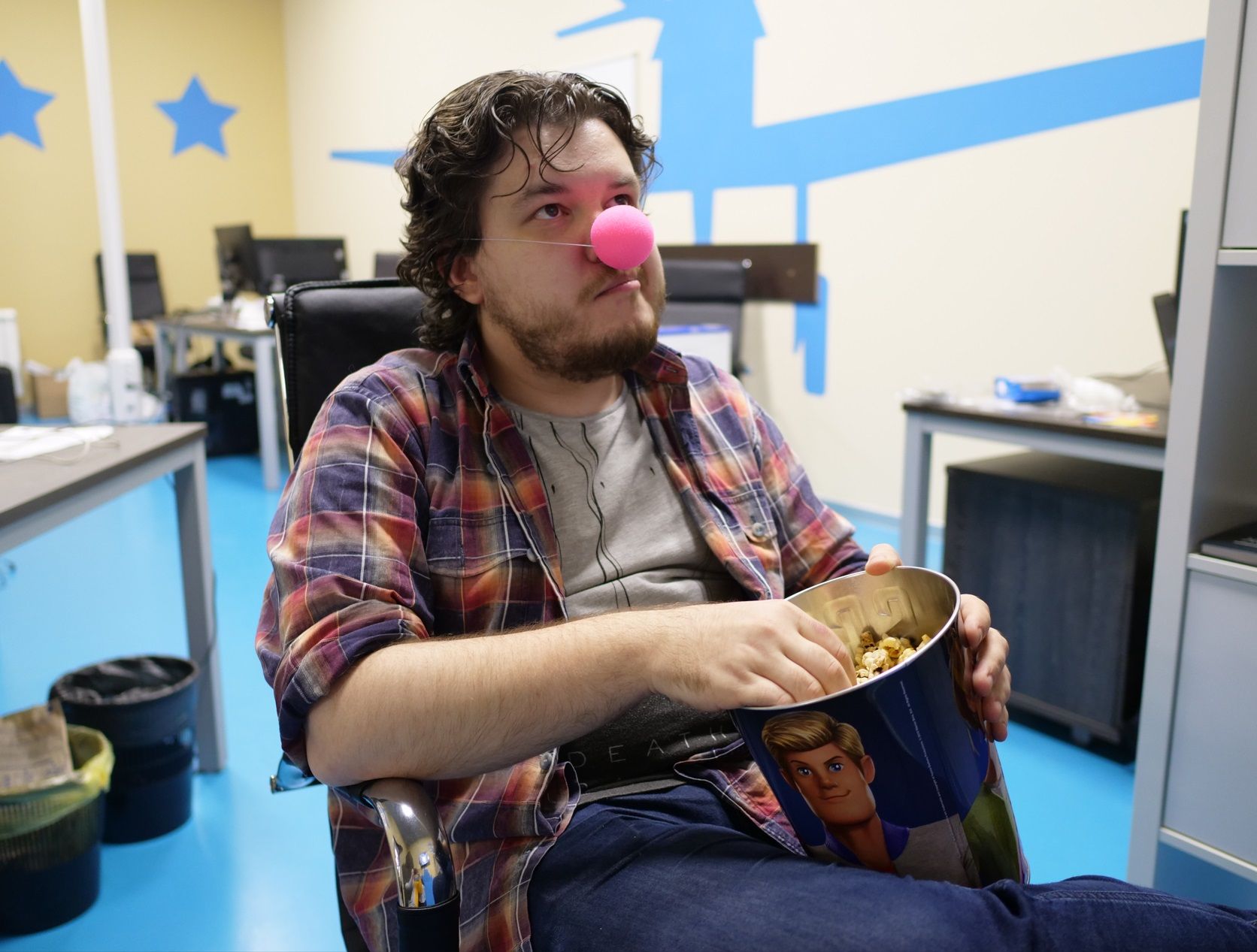 Откуда в редакции такая любовь к клоунским носам — я не знаю