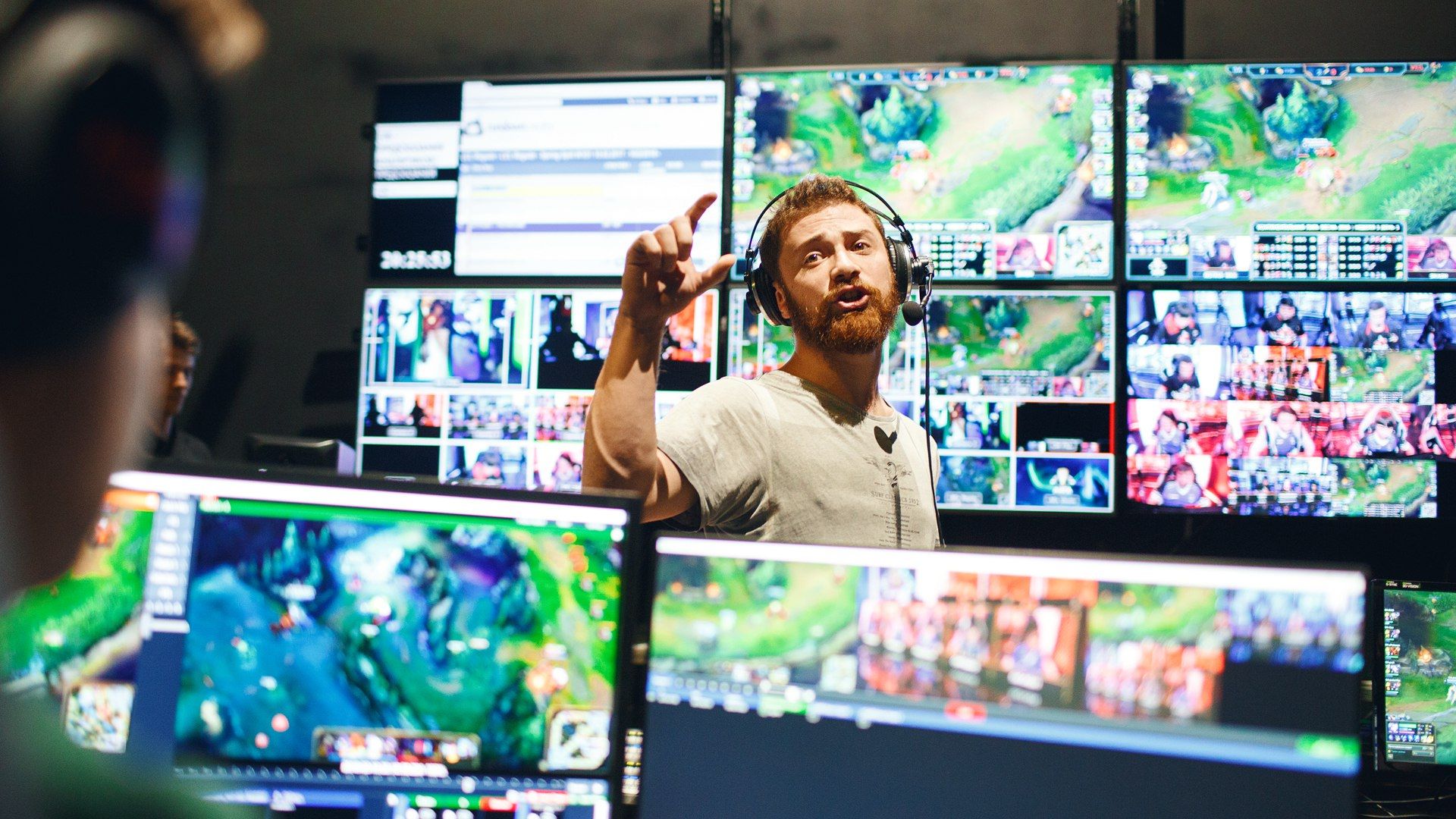 Специалисты Electronic Mushroom работают над киберспортивным эфиром. Источник фото: «ВКонтакте»