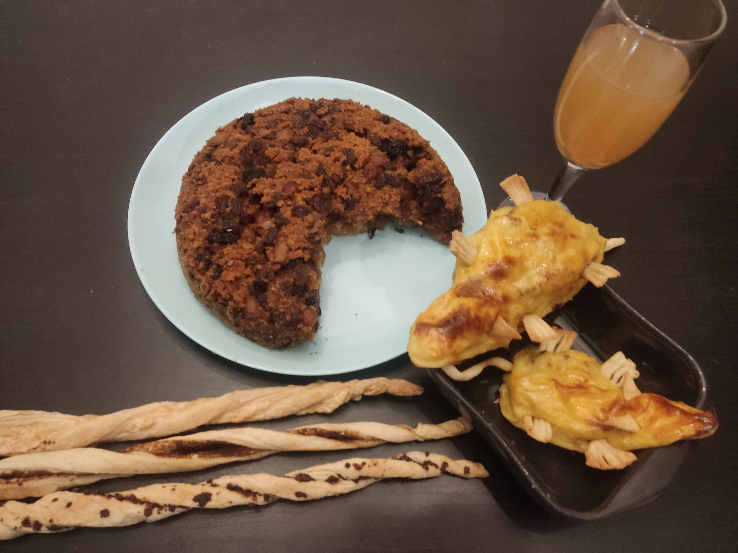 Сколько было потрачено времени, сил и букв на этот выпуск, а выхлоп на удивление невелик. Что ж, отыграемся новогодними салатами.