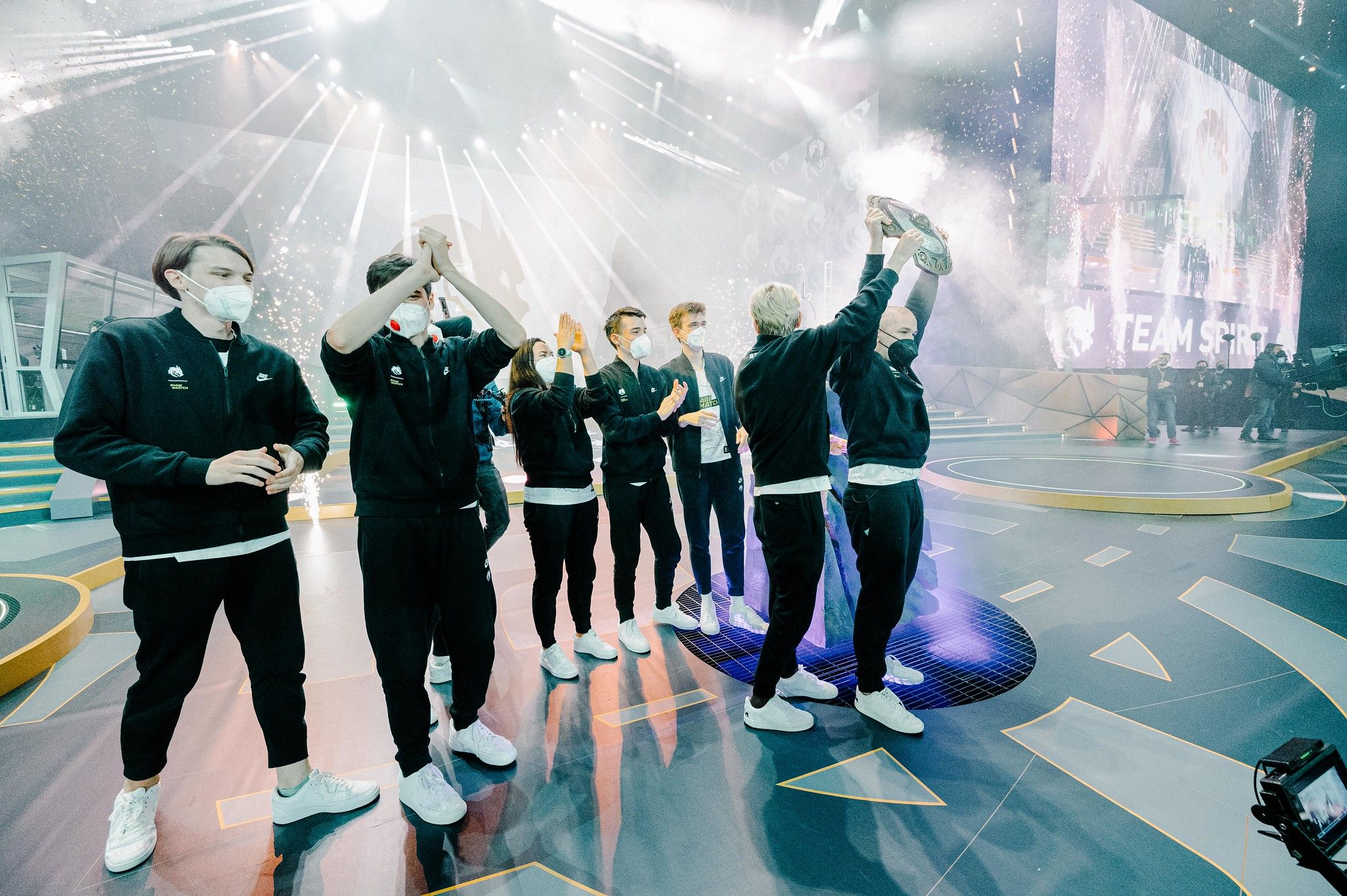 Команда Team Spirit победила на The International 10 — игроки подняли трофей Aegis of Champions над головой