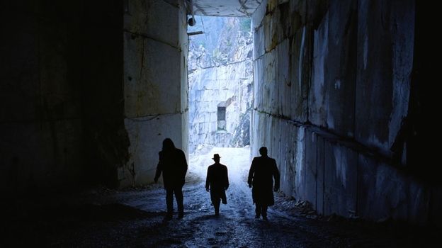 Герои прибыли в Каррару за мрамором. Кадр из фильма «Бруталист» 