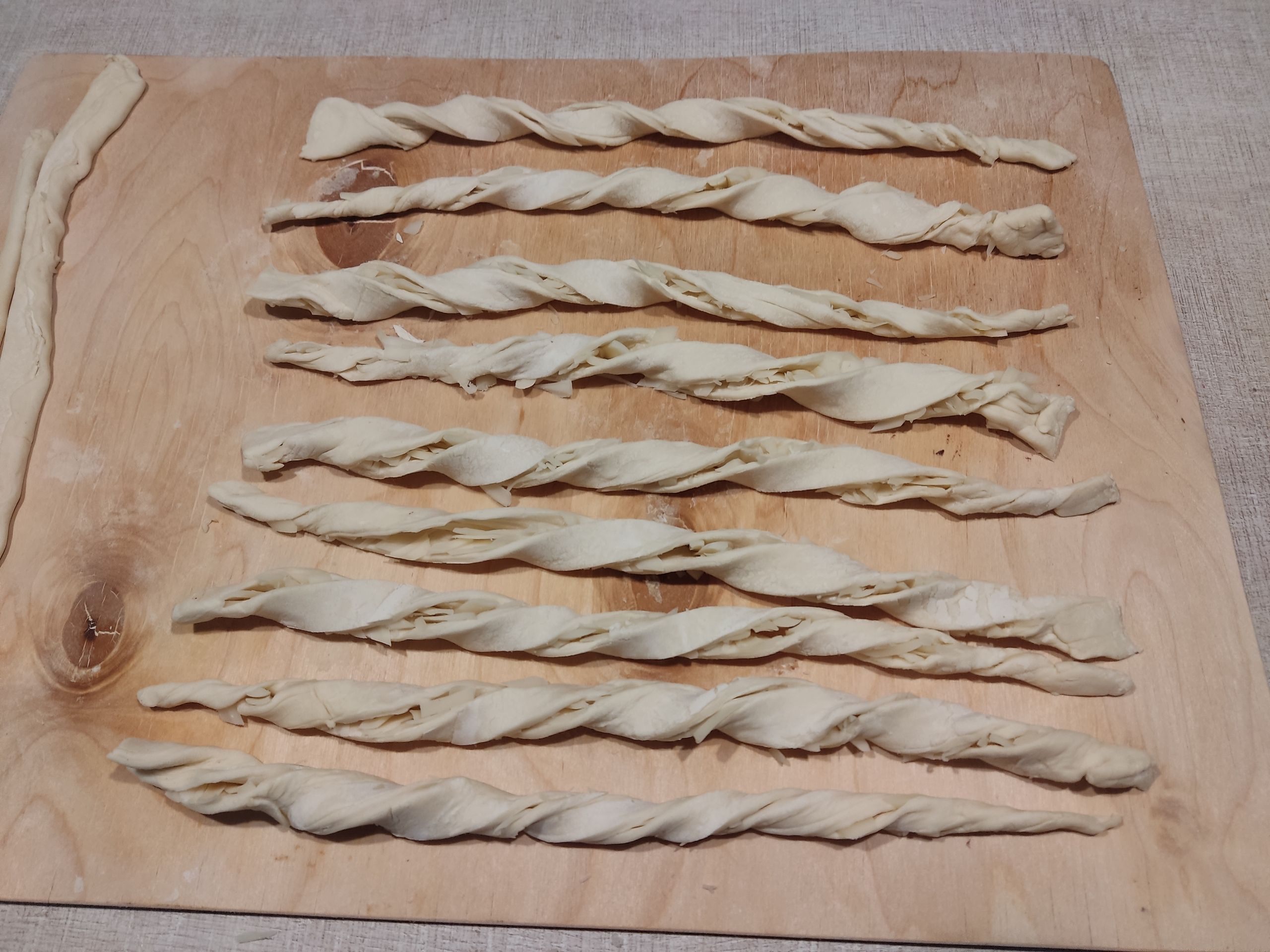 Как будто нужно было брать менее твёрдый сыр — глядишь, ещё вкуснее вышло бы и палки лучше слиплись.