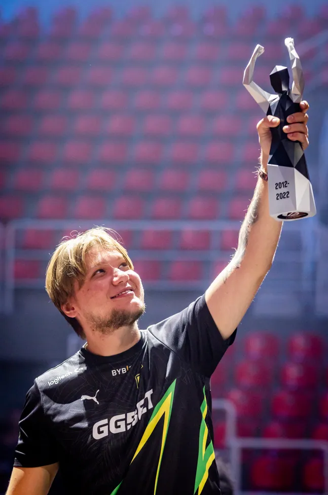 S1mple с наградой от ESL | Фото: Stephanie Lindgren, ESL FACEIT Group