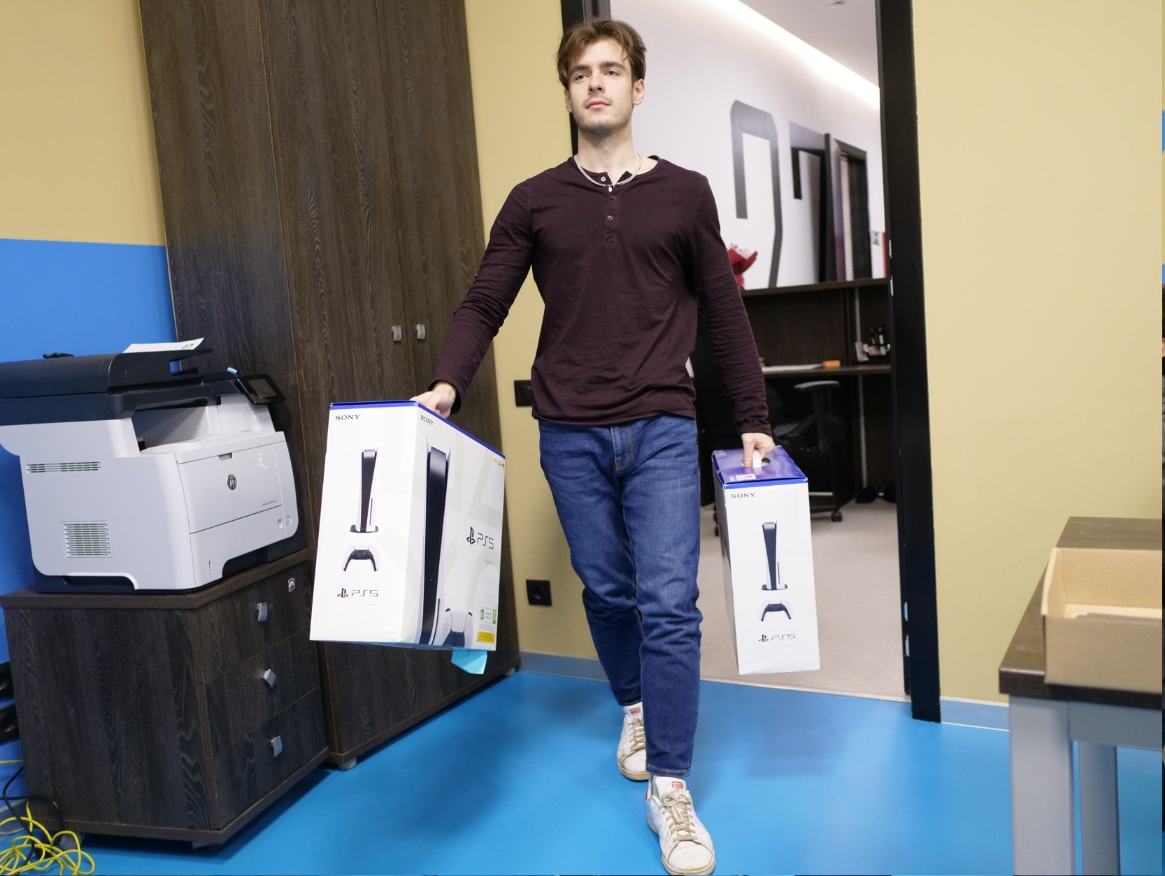 Ближе к обеду в офисе появился Паша Wear2High, который «прославился» грязным материалом про перекупщиков консолей. Работать он не собирался. Оказалось, Паша заскочил забрать две PS5...