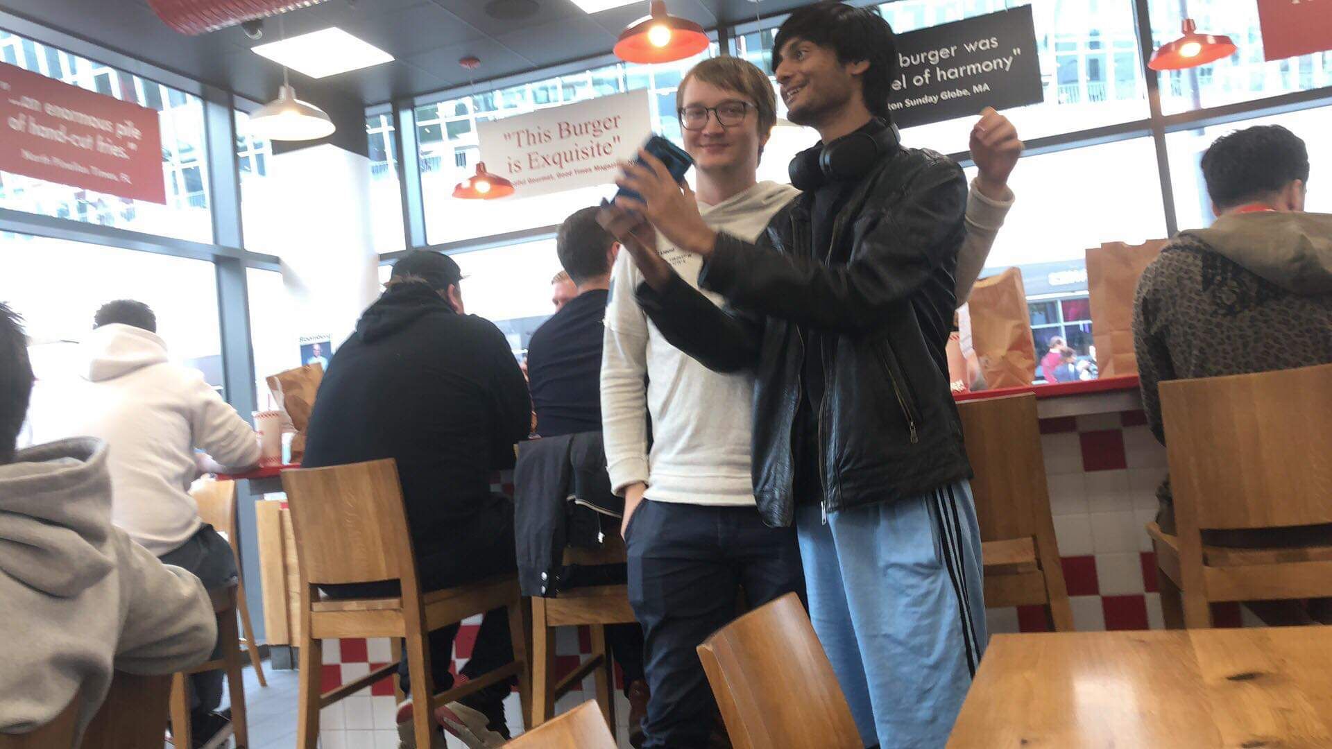 Фанат и MATUMBAMAN | Фото: u/aq-qd