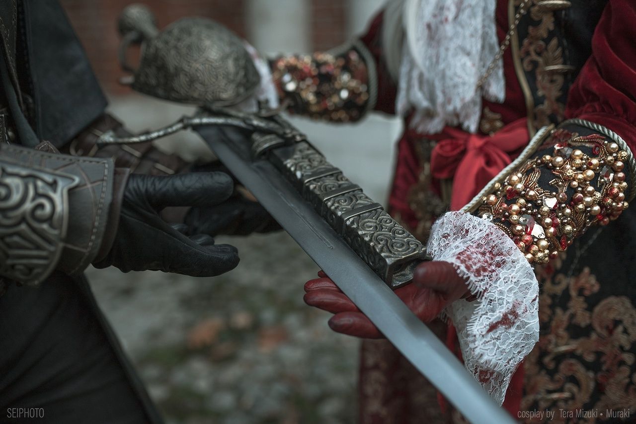 Косплей на персонажей Bloodborne. Охотник: Майкл Мураки. Леди Мария: Анастасия Влюблённая-В-Небо. Церковный служитель: Стас Одинцов. Рыцарь Кейнхёрста: Алина Огольцова. Фотограф: Sei. Источник: vk.com/teramizuki_art
