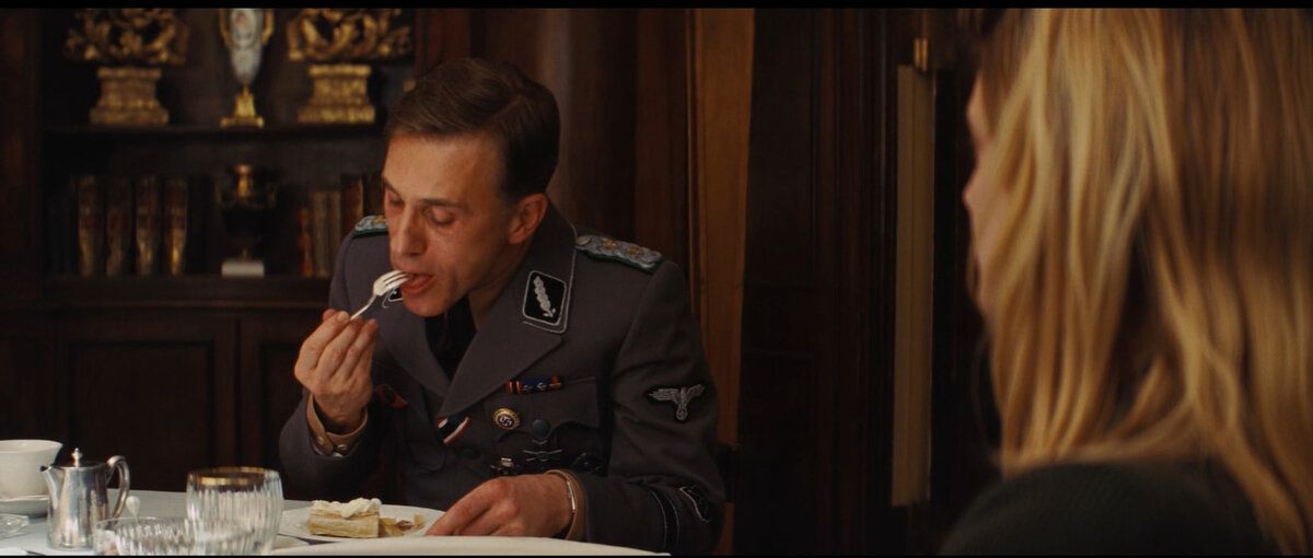 Ужасный Ганс Ландо ест свой штрудель