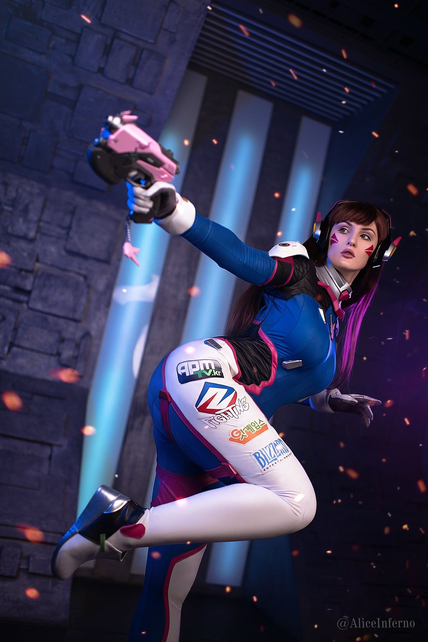 D.Va в нижнем белье и костюме из Overwatch. Косплеер: Alice Inferno. Фотограф: B. Y. Photo+. Источник: vk.com/club140793122