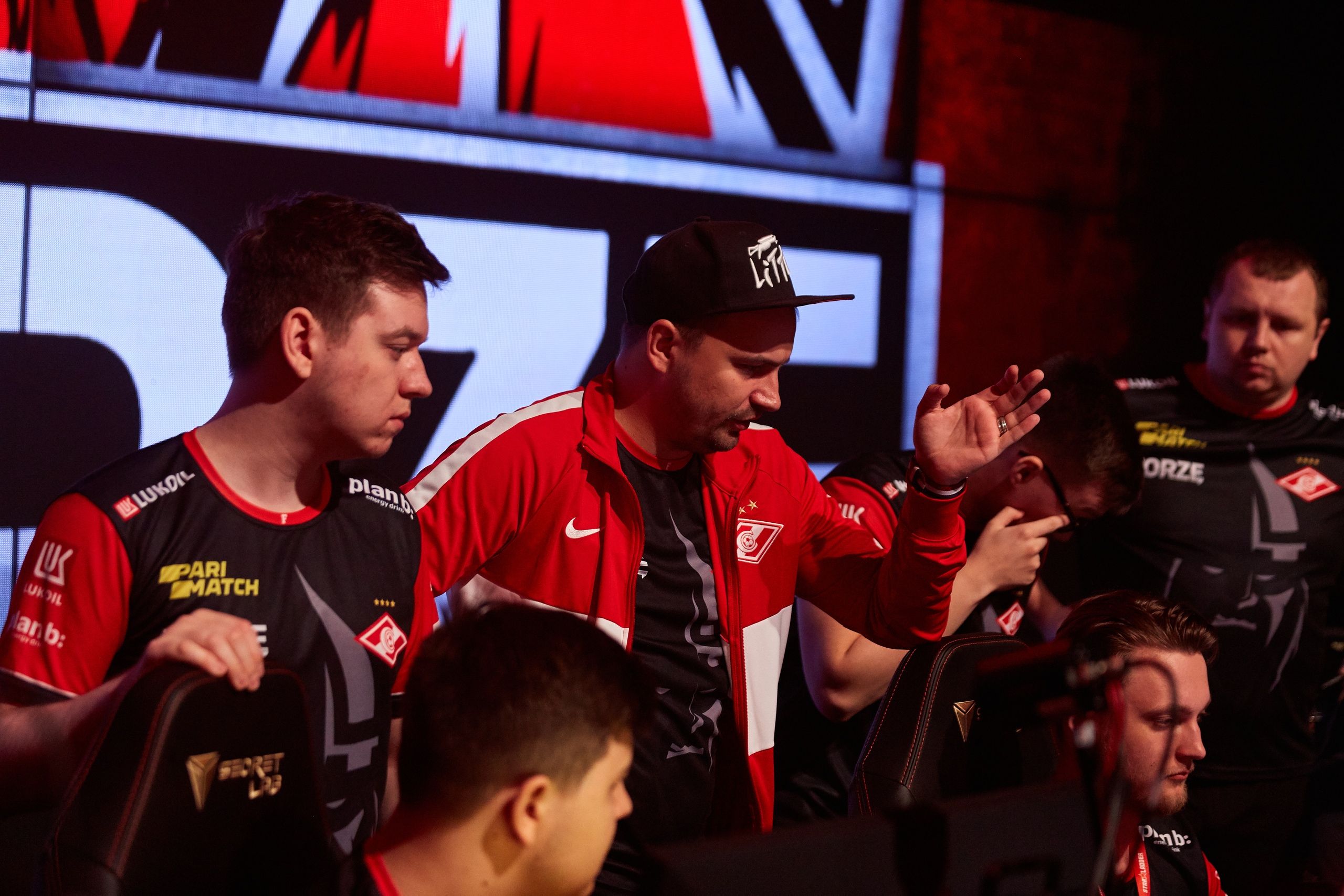 LiTTle дает наставления команде на мейджоре; фото: StarLadder