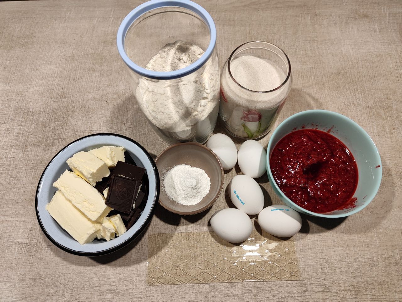 Я уже неоднократно слышал, что расставлять продукты для кондитерских изделий заранее — это не вид прокрастинации, а вполне себе техника, благодаря которой все ингредиенты доходят до комнатной температуры, а это уже упрощает процесс готовки. Думайте.