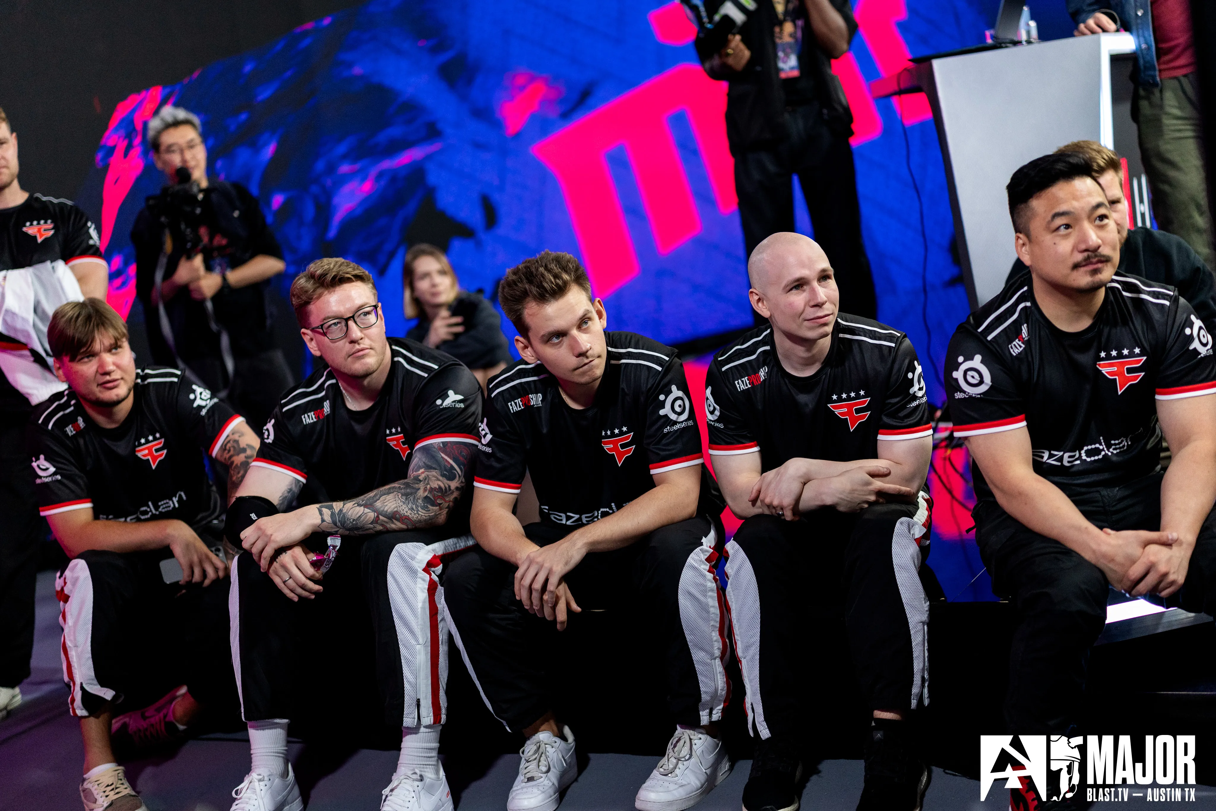 FaZe Clan смотрит матч Faclons против MIBR | Фото: BLAST