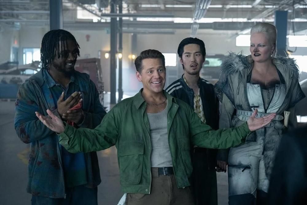 Джонно Уилсон (второй слева) | Источник: кадр из сериала «Скрежет металла»