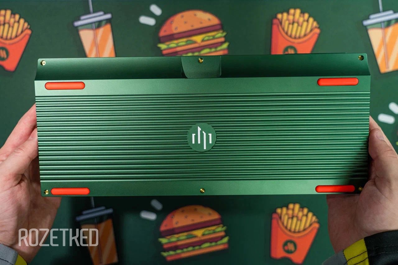 Кастомная механическая клавиатура Dark Project CM81 Landau в цветах «Вкусно — и точка» | Фото: Rozetked