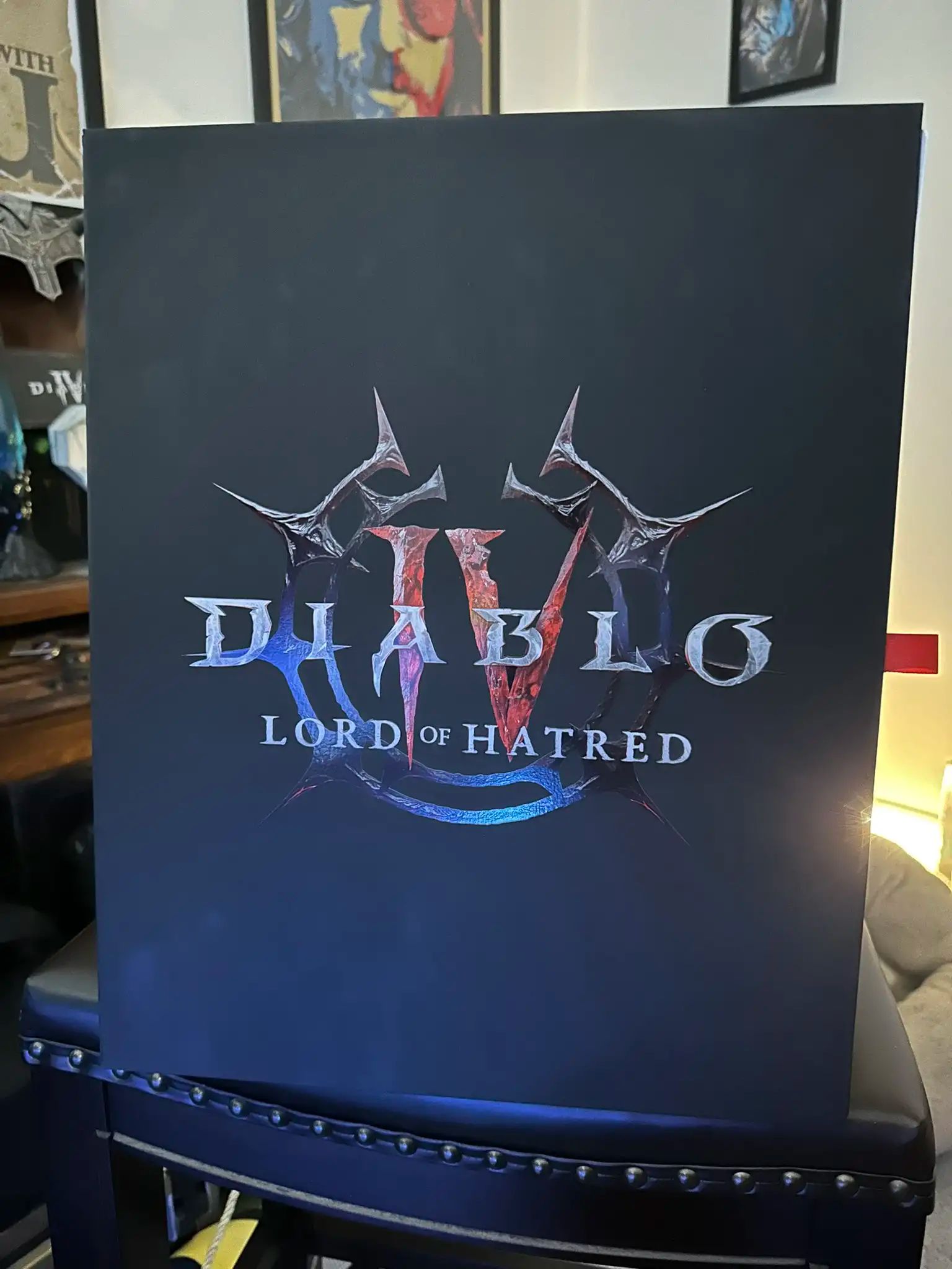 Демонстрация стримером DatModz наполнения подарка от Blizzard. Источник: Twitch