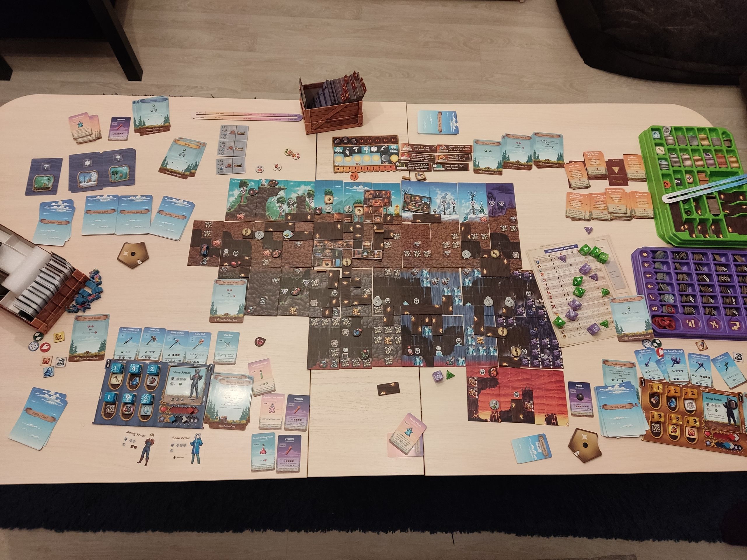 Как выглядит партия в Terraria на двоих спустя почти шесть часов после начала подготовки. Где-то можно было бы ужаться и даже вместить ещё пару игроков, но и стол я бы маленьким не назвал — не хуже стола-книжки, который пылится в углу квартиры твоей бабушки.