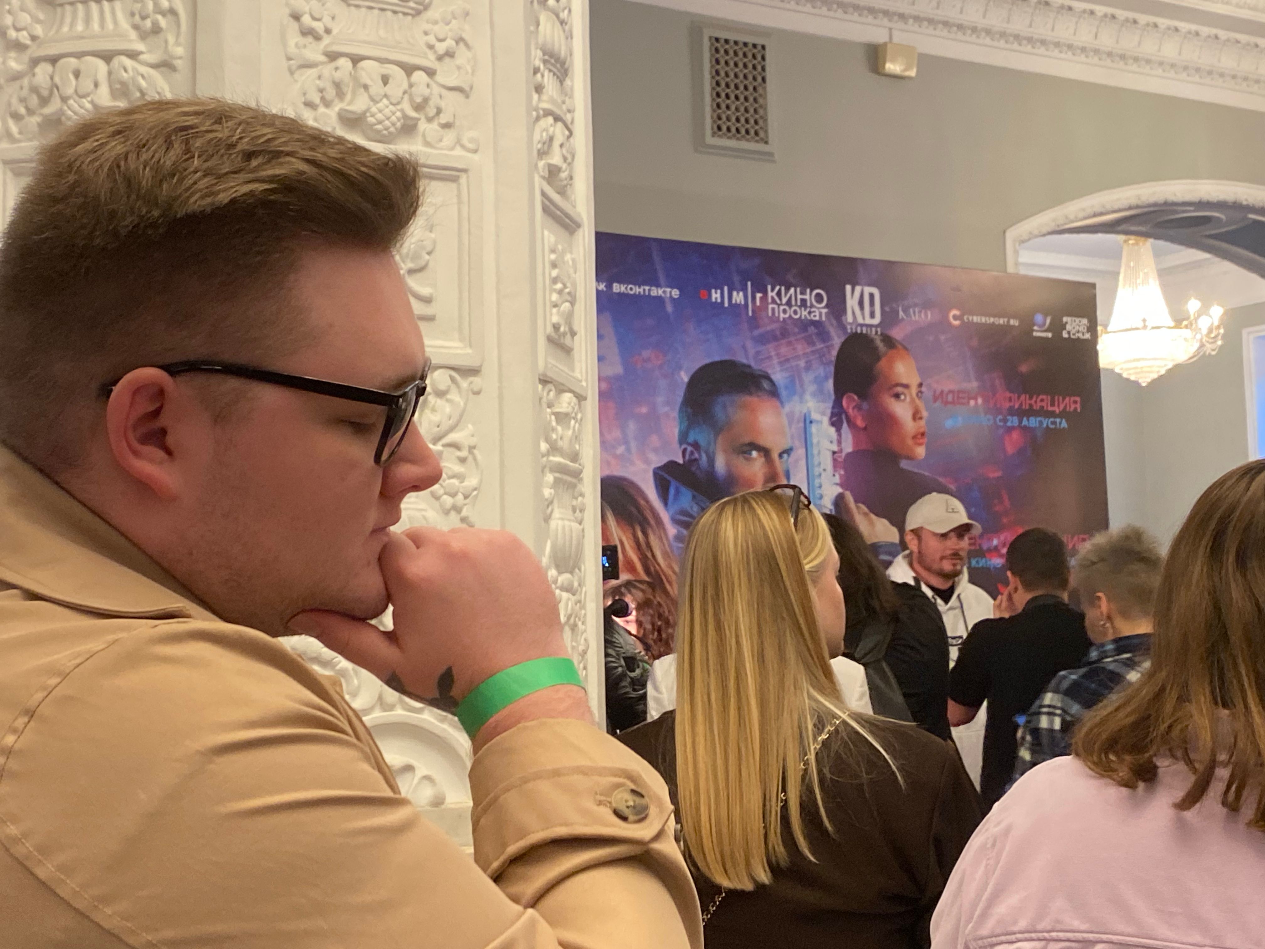 Специально для вас позировал на фоне пресс волла сотрудник редакции Cybersport.ru Сергей Сигачев