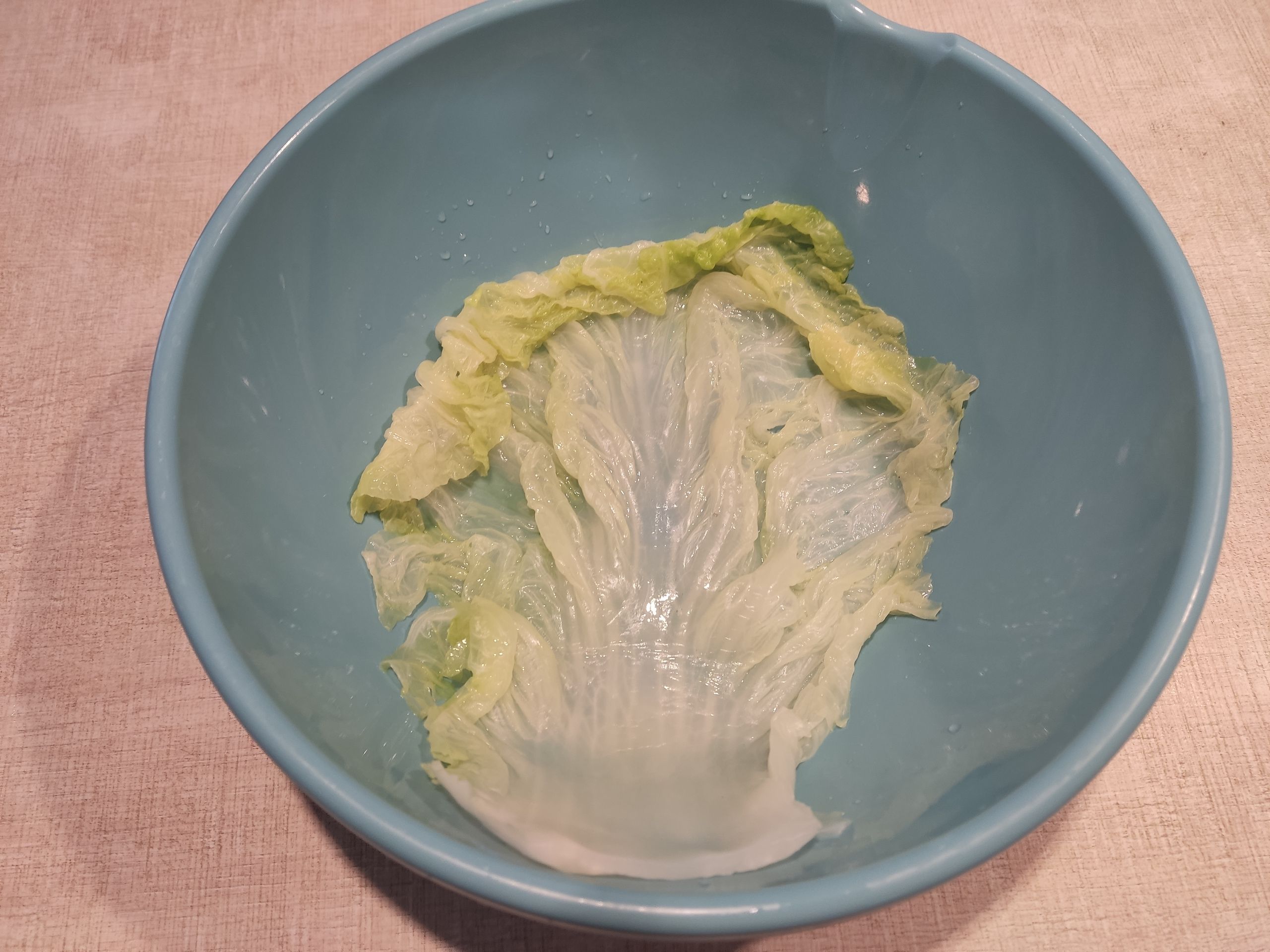 В прошлый раз я собирал голубцы на плоской поверхности, но решил последовать слову авторов. Правда, глубокая миска помогает разве что работать с сальником.