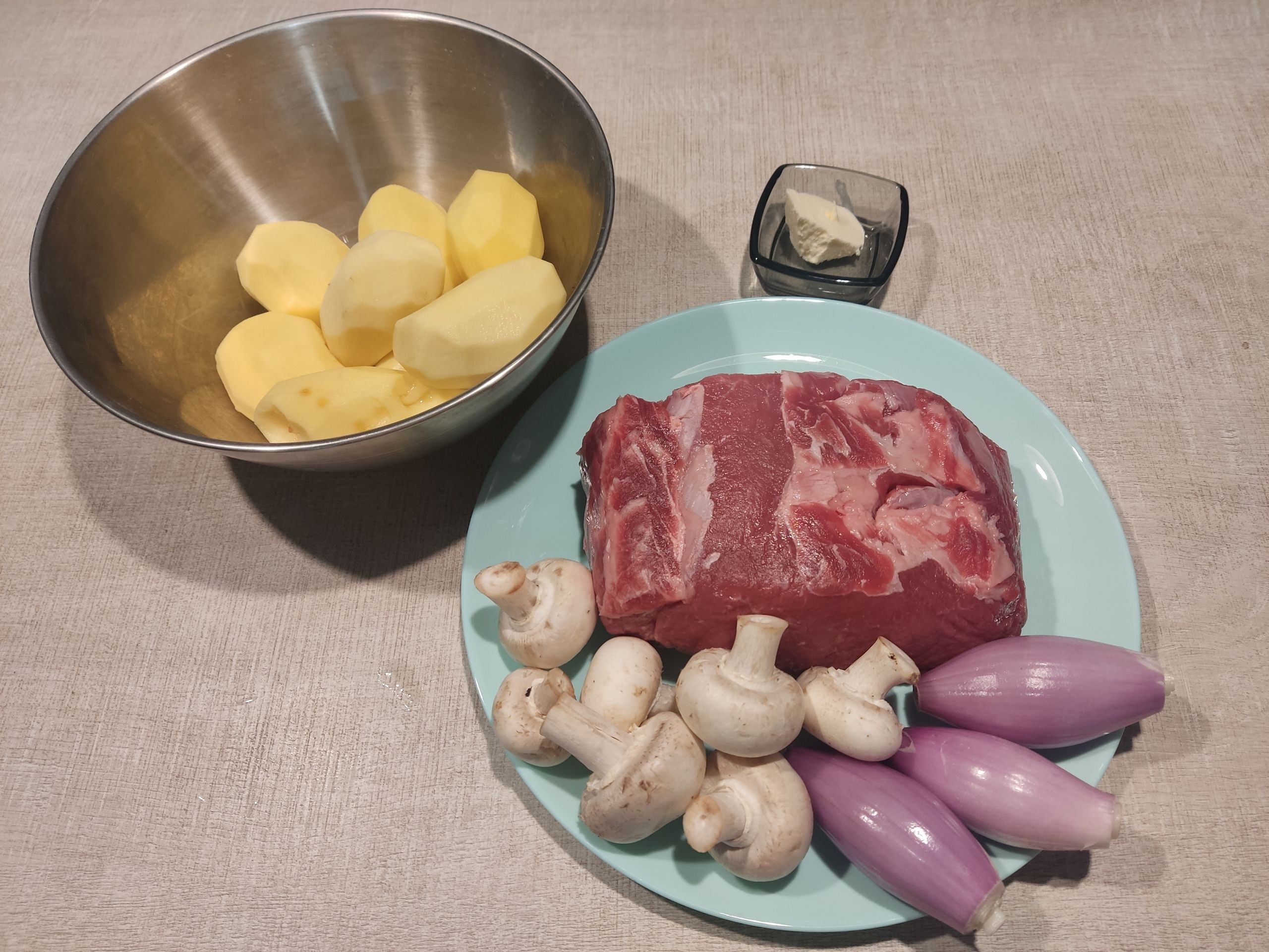 Вот такой простой и незатейливый набор. За кадром остались тимьян и шафран. Просто шафрана так мало, что я бы не хотел им рисковать, когда рядом кот.