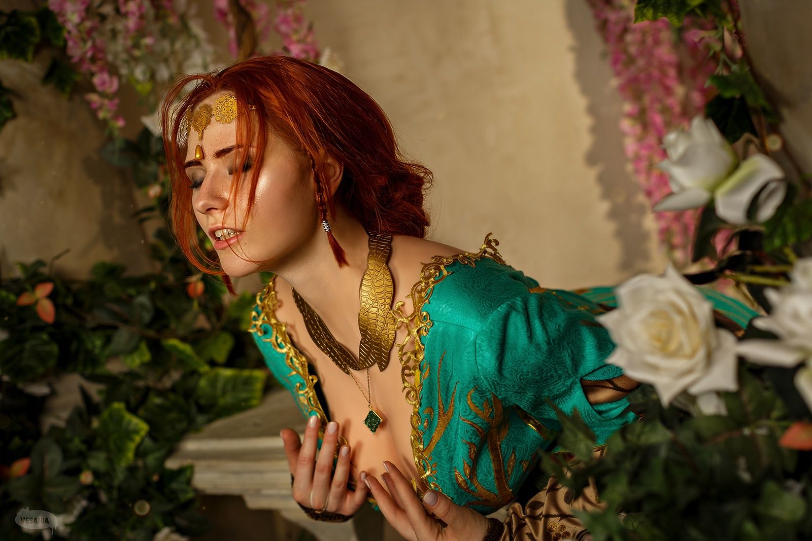 Косплей на Трисс Меригольд в бирюзовом платье с декольте из DLC к The Witcher 3: Wild Hunt. Косплеер: Sokol. Фотограф: VESANIA. Источник: vk.com/sokol_cosplay