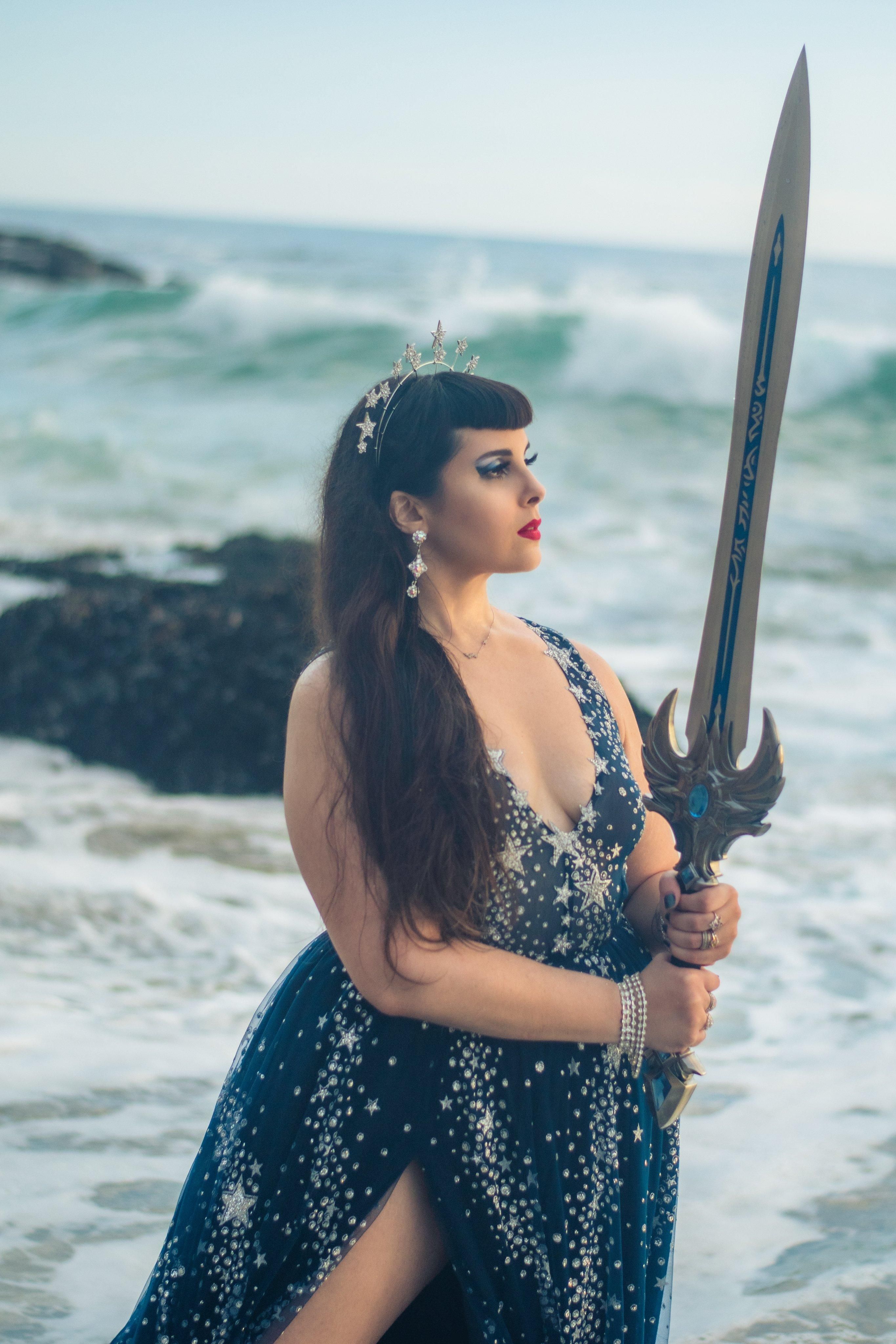 Ведущий дизайнер уровней в World of Warcraft Кристи Морет с мечом за пять лет работы в Blizzard