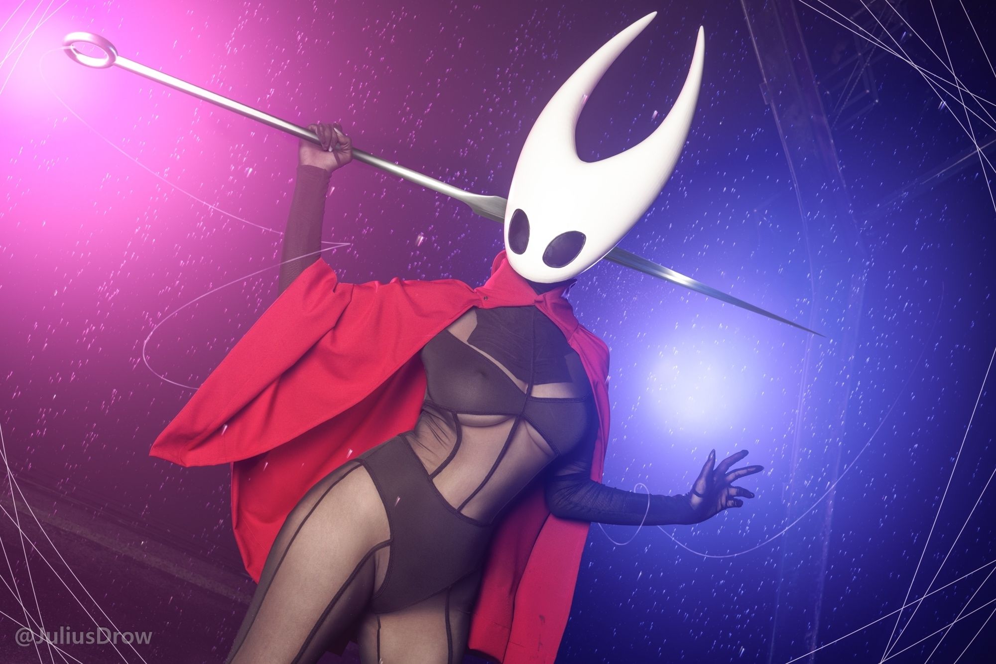 Эротический косплей на Хорнет из игры Hollow Knight: Silksong. Модель Юлия Julius Дровалева. Источник: vk.com/julius_cosplay