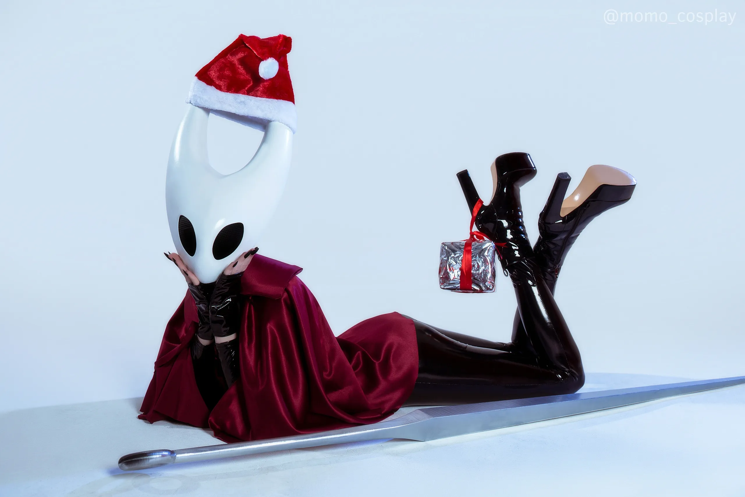 Новогодний косплей на Хорнет из игры Hollow Knight: Silksong. Косплеер: Юлия Momo Юракова. Источник: vk.com/momo_cosplay