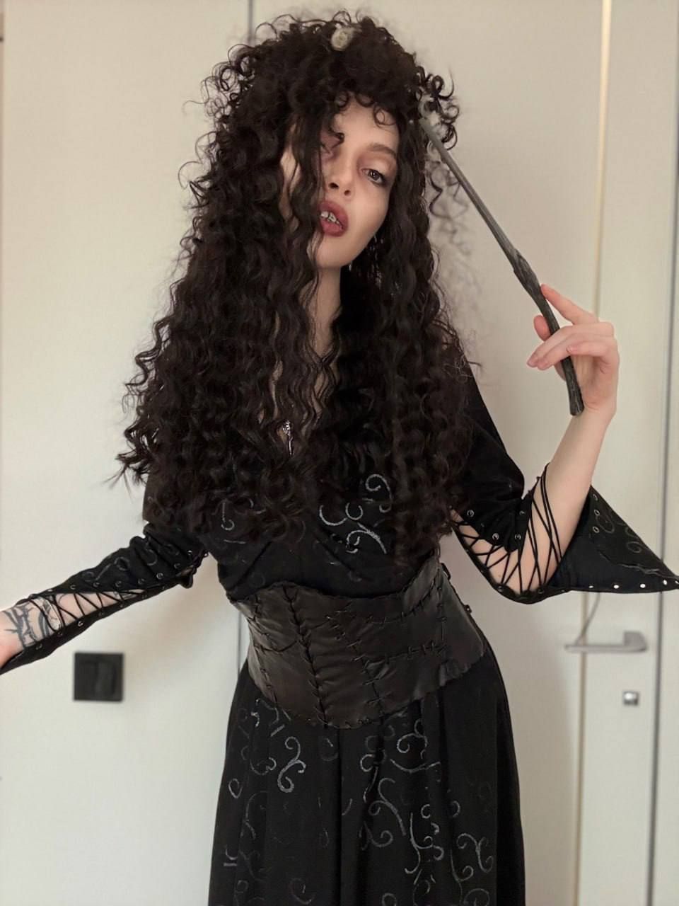 Стримерша by_Owl в образе Беллатрисы Лестрейндж из «Гарри Поттера». Источник: социальные сети стримерши / канал twitch.tv/by_owl