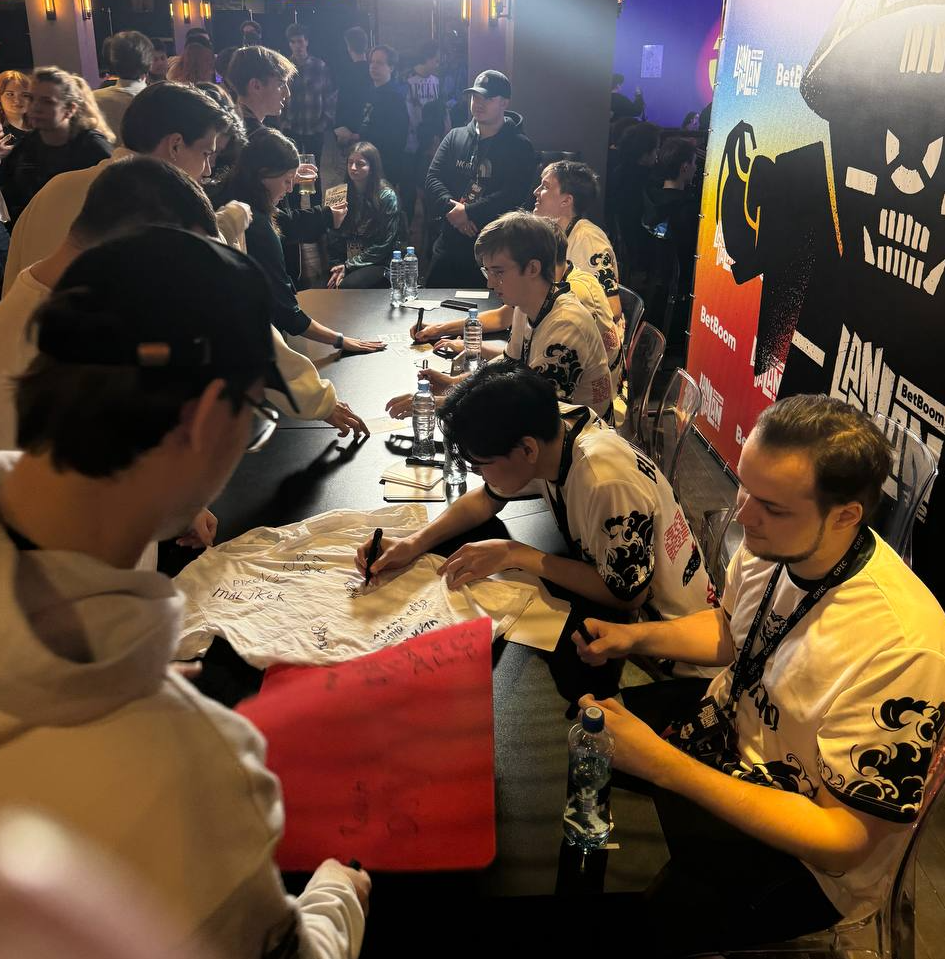 Автограф-сессия на LanDaLan | Источник: канал MPKBK в Telegram