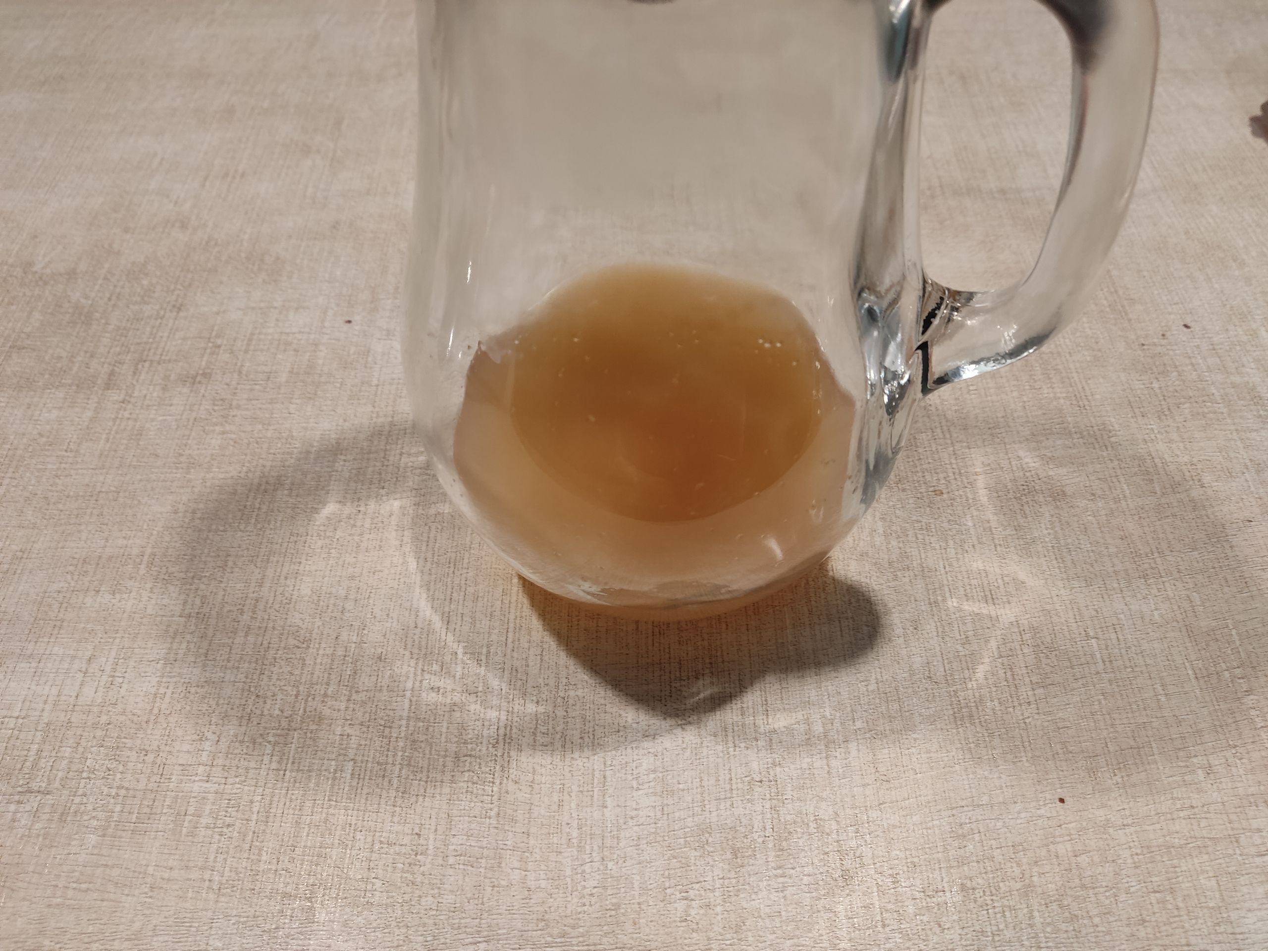 С такого ракурса выглядит, конечно, уморительно. На деле там вышло два полных стакана, но это едва ли улучшает ситуацию.