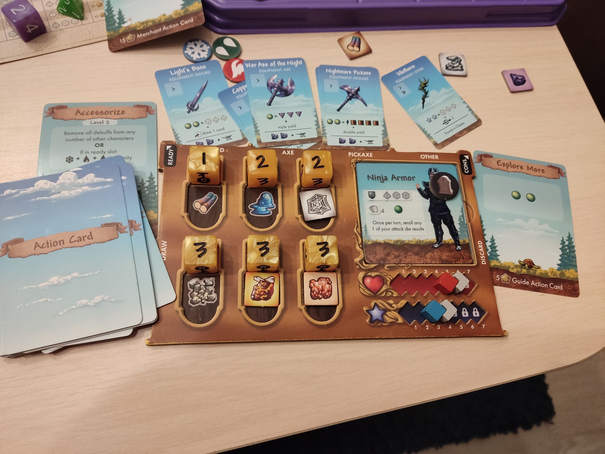 Размер инвентаря, конечно, не сравнится с оригиналом, да ещё и в игре на трёх-четырёх участников две правые ячейки нужно разблокировать за золото — местную универсальную валюту. Ладно хоть при крафте новых вещей не заставляют прощаться со старыми.