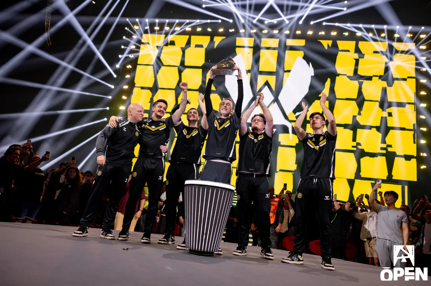 Team Vitality после победы на BLAST Open Lisbon 2025 | Источник: страница BLAST в X